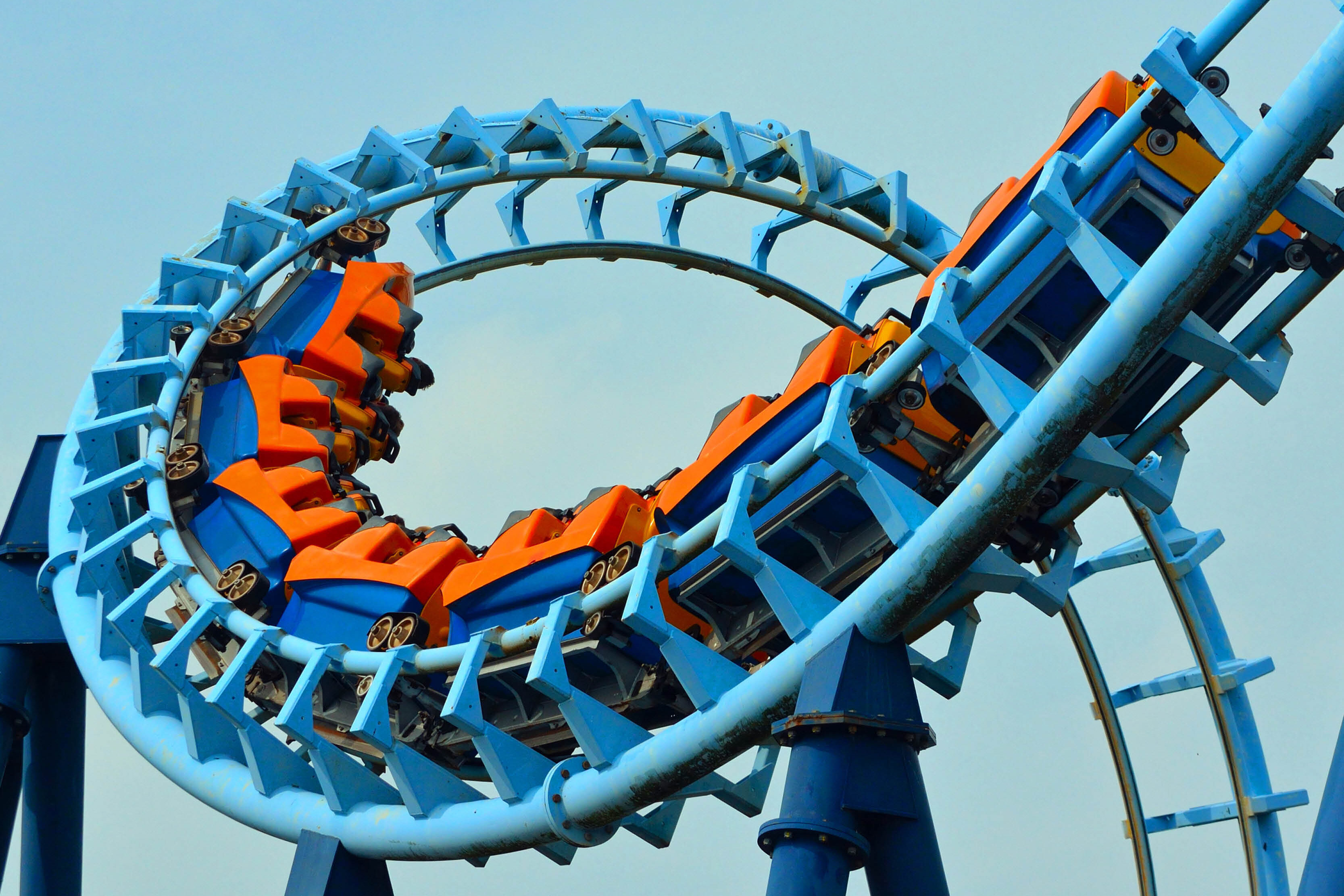 Achterbahnfahrt mit blauen Stützen