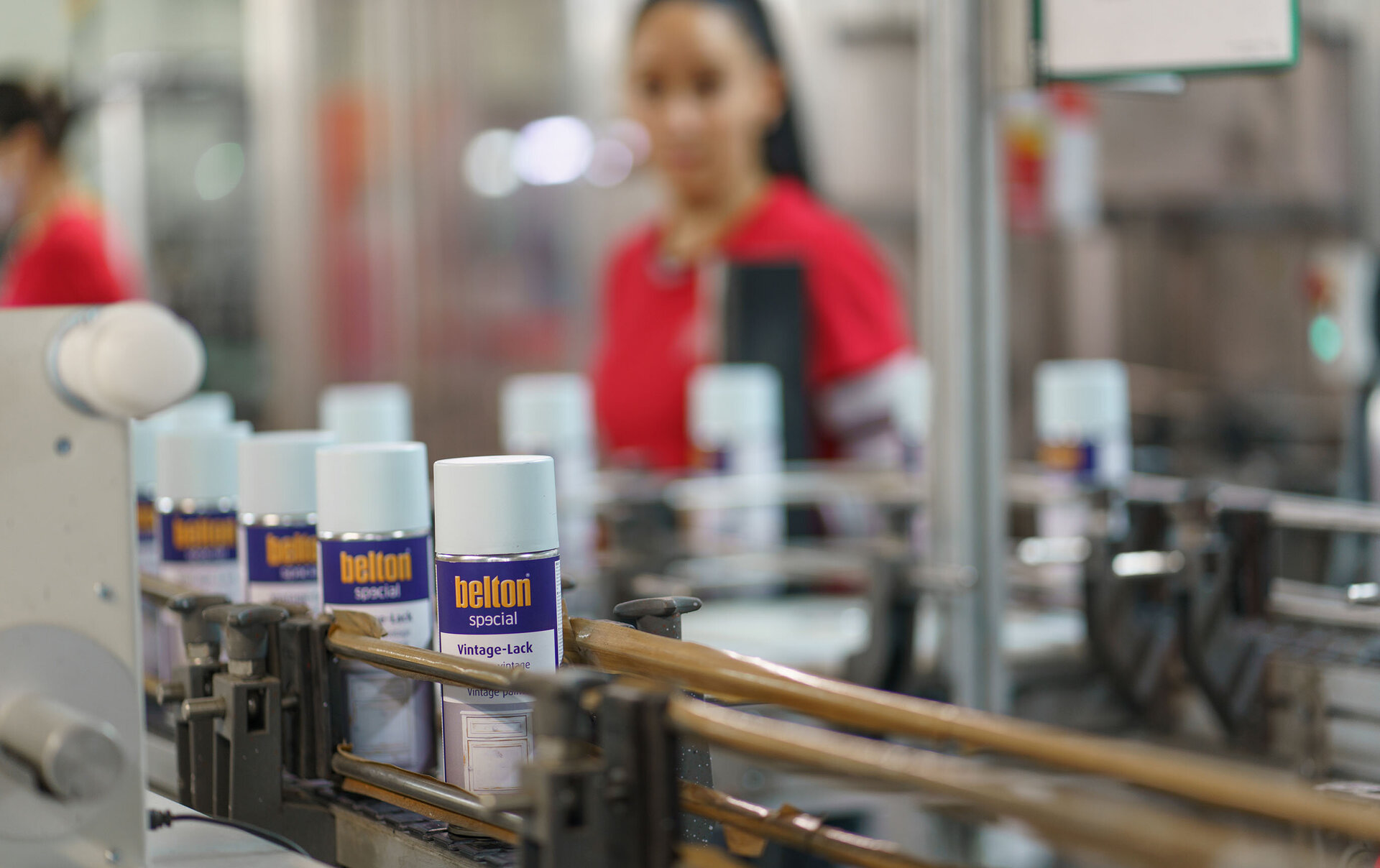 Cans on the conveyor belt