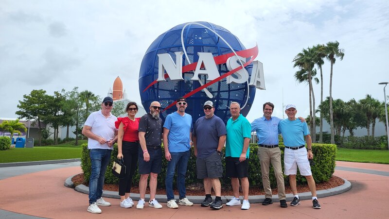 SprayMax Team vor NASA Logo in Orlando