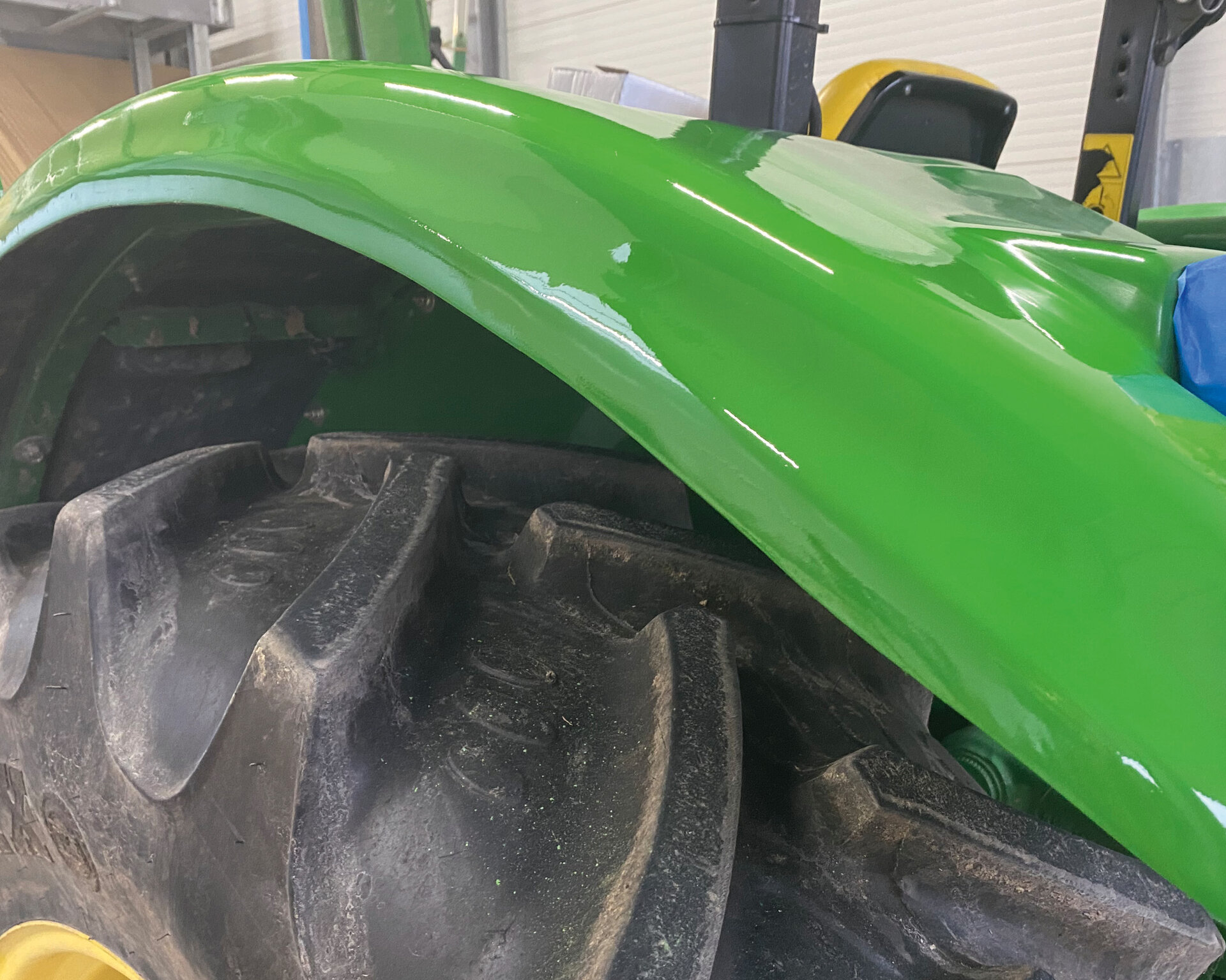 Repair of the paintwork on a construction vehicle