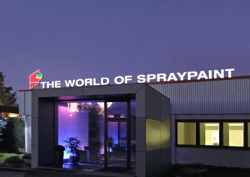 Entrance to Kwasny Kubus at night